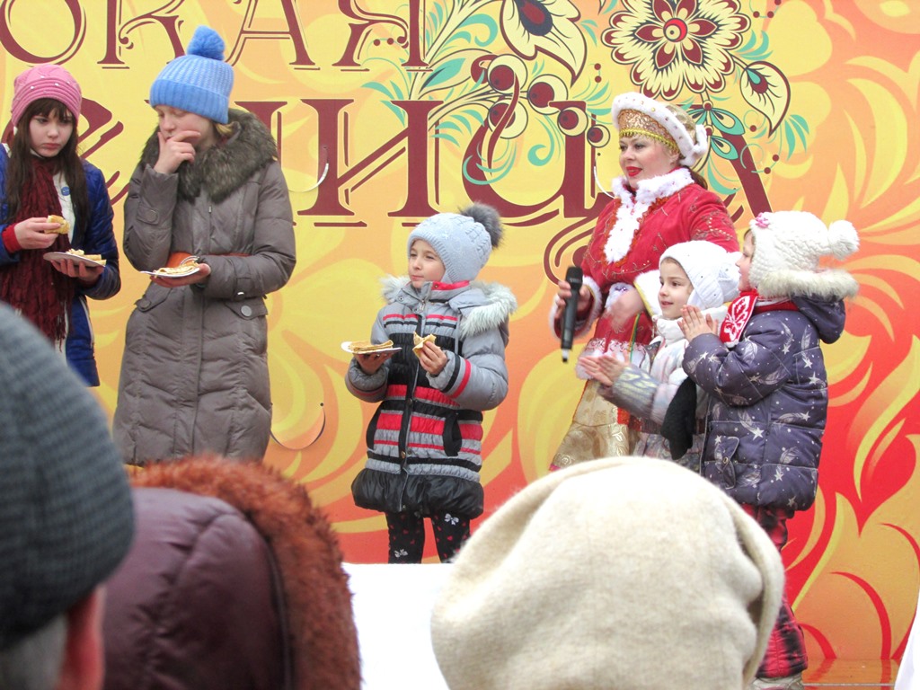 Скоростное поедание блинов, Фото с места события собственное