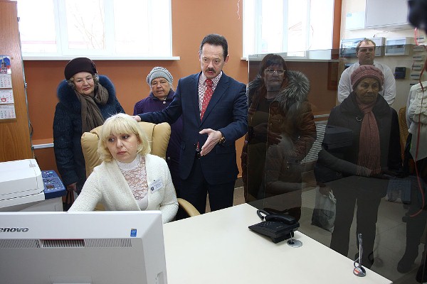 Окно "Мои документы" инспектирует глава Артема Владимир Новиков, Фото с места события из других источников