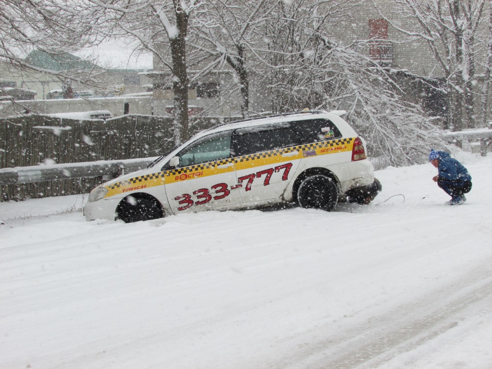 Дорога сегодня загнался. Уссурийск снег. Снегопад в Уссурийске. Снег в Уссурийске сегодня. Битая машина в снегу.