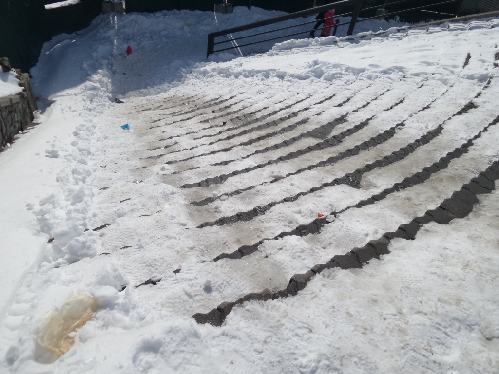 Ледяные лестницы превратились в горку, Фото с места события собственное