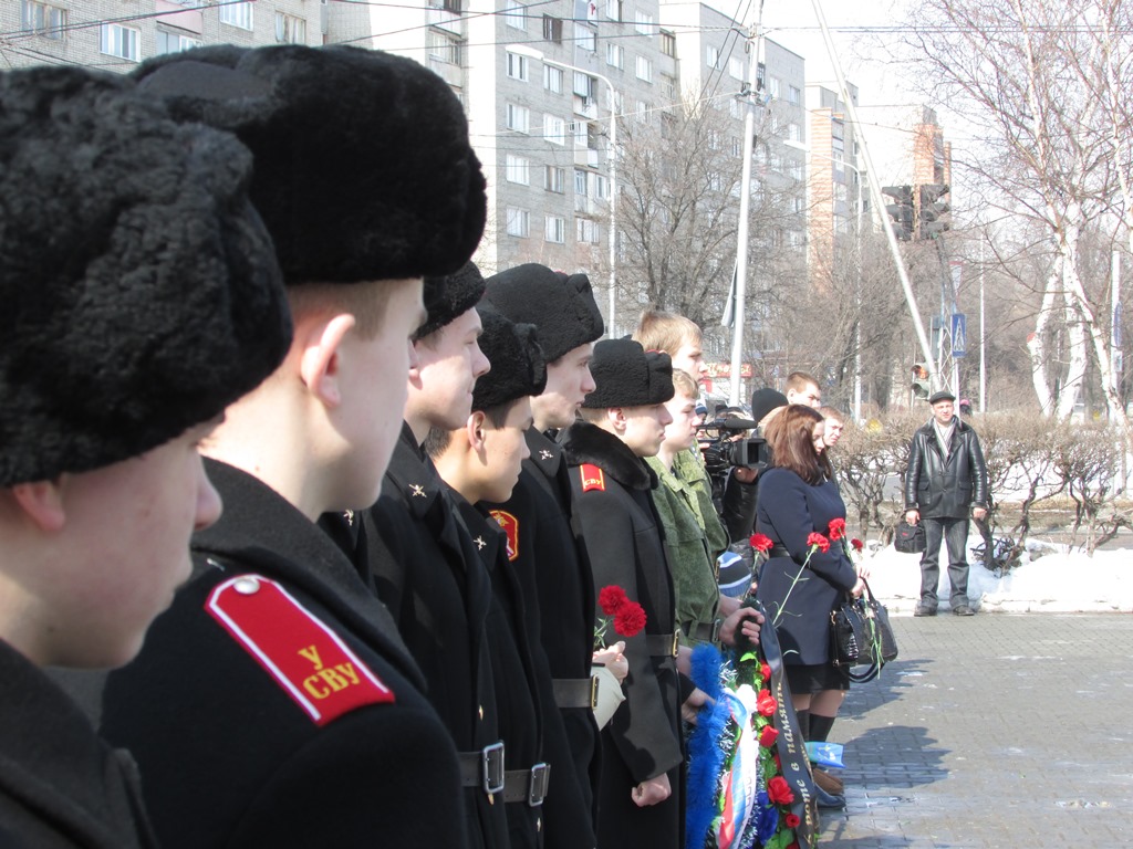 Горожане на митинге памяти, Фото с места события собственное