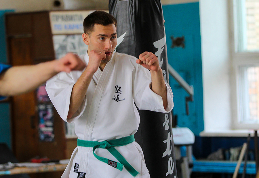 Антон Лещев готовится к новым боям, Фото с места события из других источников