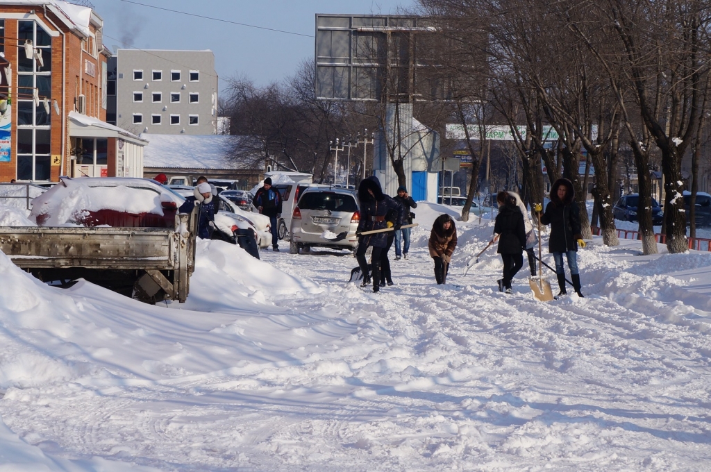 Предприятия города очищают снег утром 5 марта, Фото с места события собственное