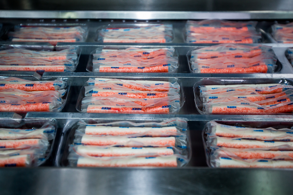 Крабовые палочки, разложенные по упаковкам, Фото с места события собственное