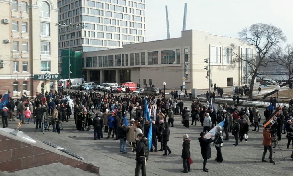 Горожане собираются на митинг , Фото с места события собственное