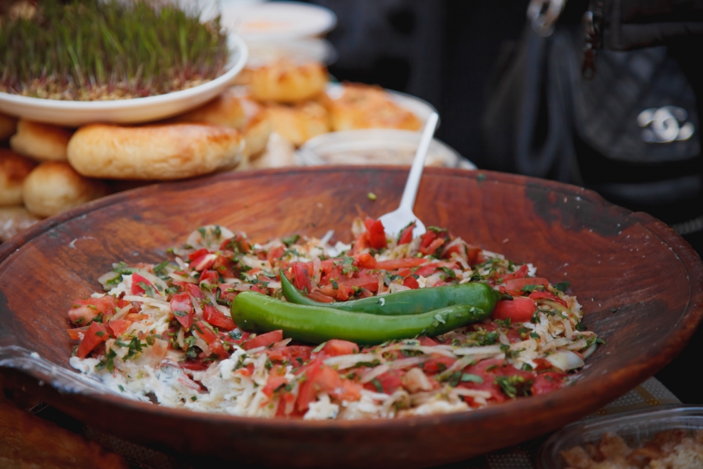 На празднике повара представили таджикскую кухню, также продавали самсу, плов, крутоп, рисовую кашу, Фото с места события собственное