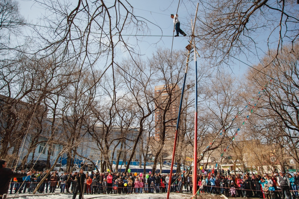 Представление восточных канатоходцев под открытым небом, Фото с места события собственное