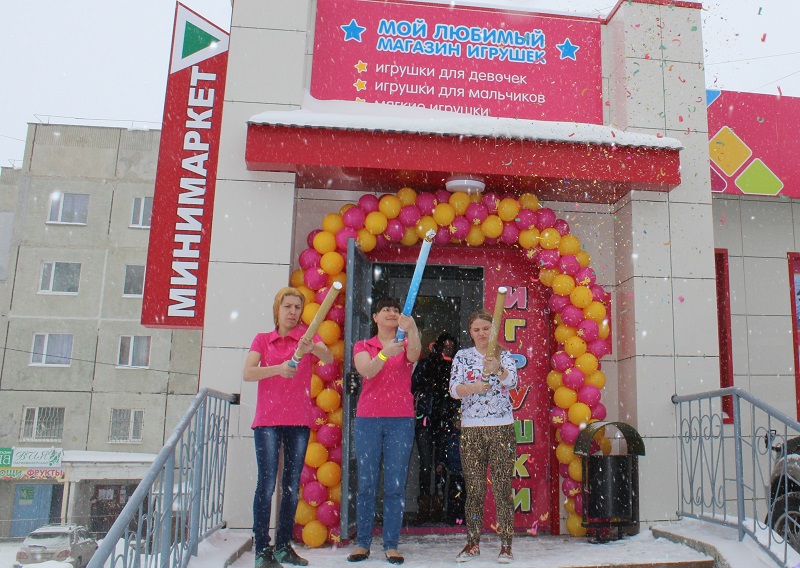 Гостей встретили ярким салютом из хлопушек, Фото с места события собственное