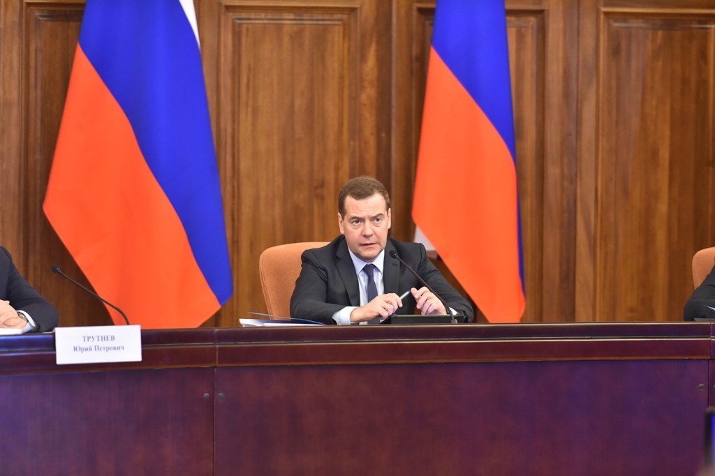 Глава правительство РФ Дмитрий Медведев, Фото с места события из других источников