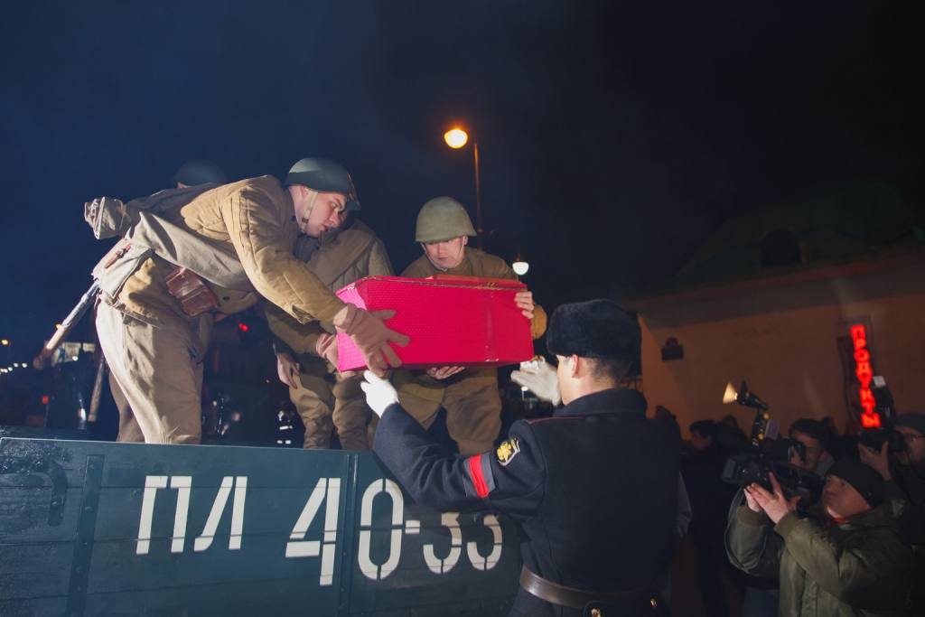 Погрузка праха на автомобиль, Фото с места события собственное