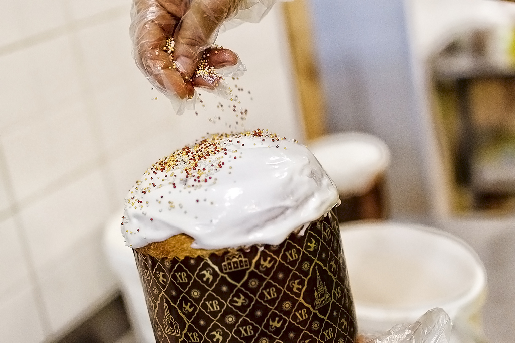 Мастера украшают куличи, Фото с места события собственное