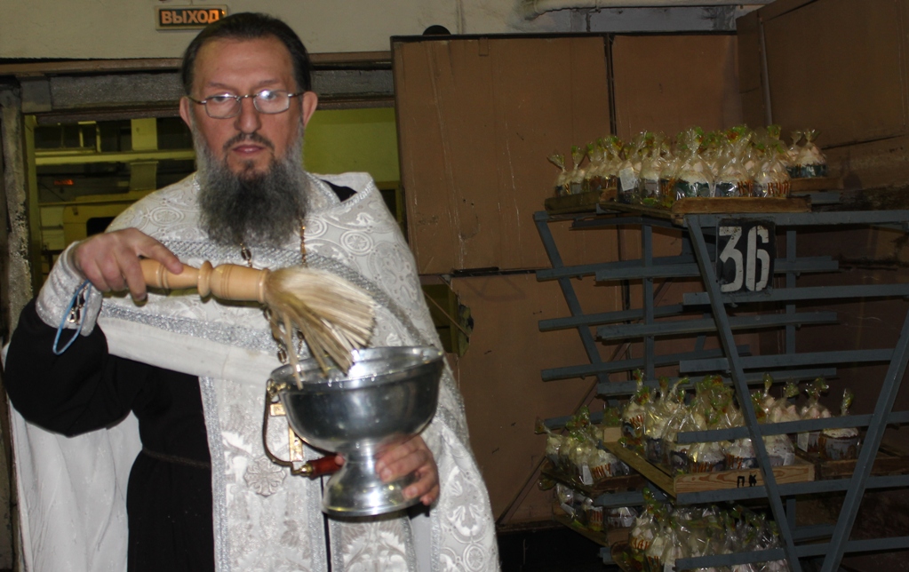 Отец Георгий освятил готовую продукцию, сырье, производственные цеха и оборудование хлебокомбината, Фото с места события собственное