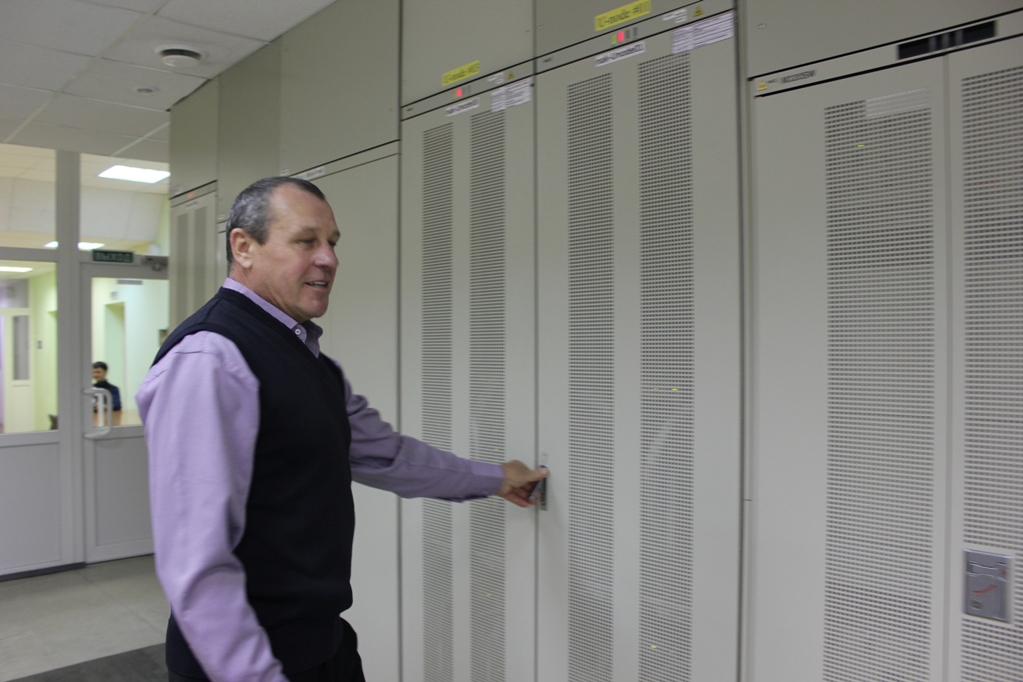 Сергей Гребень показывает оборудование Береговой станции, Фото с места события собственное