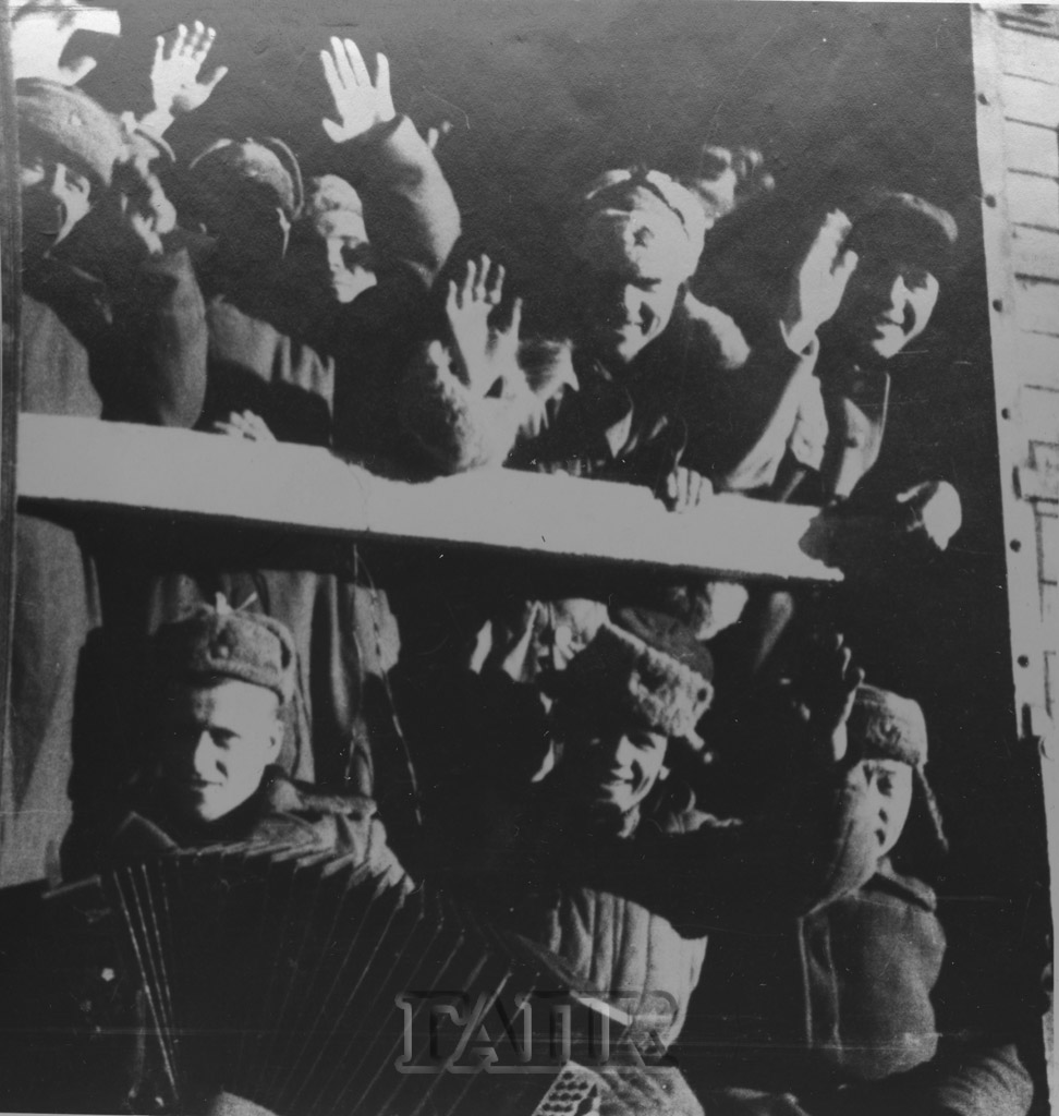 Добровольцы едут на фронт, Фото с места события из других источников