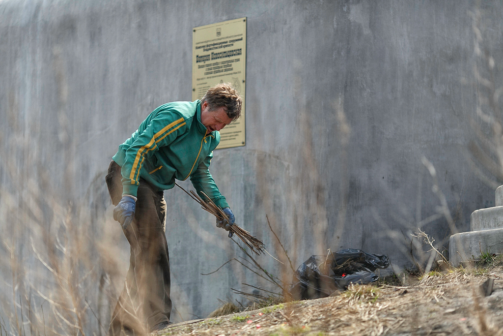 Уборка у исторического памятника, Фото с места события собственное