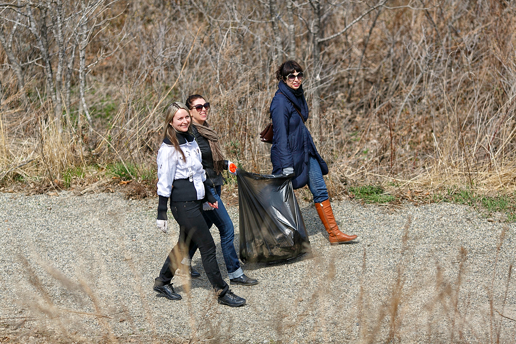 Журналисты убрались на острове Русском, Фото с места события собственное