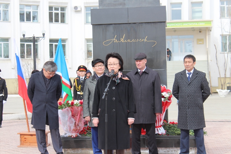 К памятнику Максима Аммосова возложили цветы в честь празднования Дня Республики Саха , Фото с места события собственное