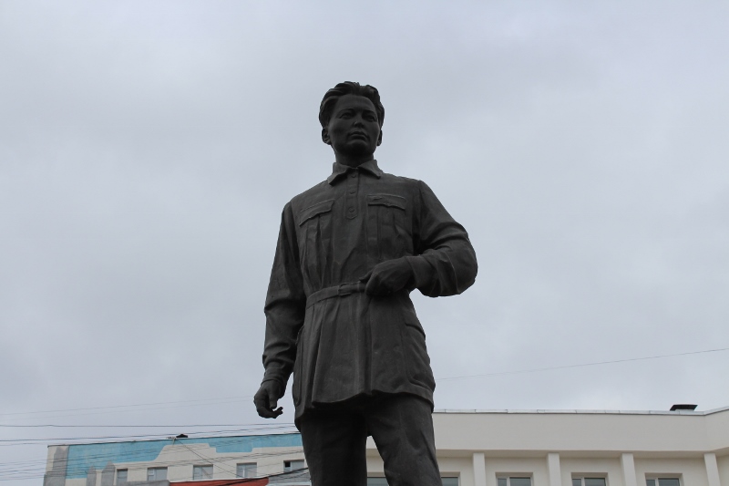 К памятнику Максима Аммосова возложили цветы в честь празднования Дня Республики Саха , Фото с места события собственное