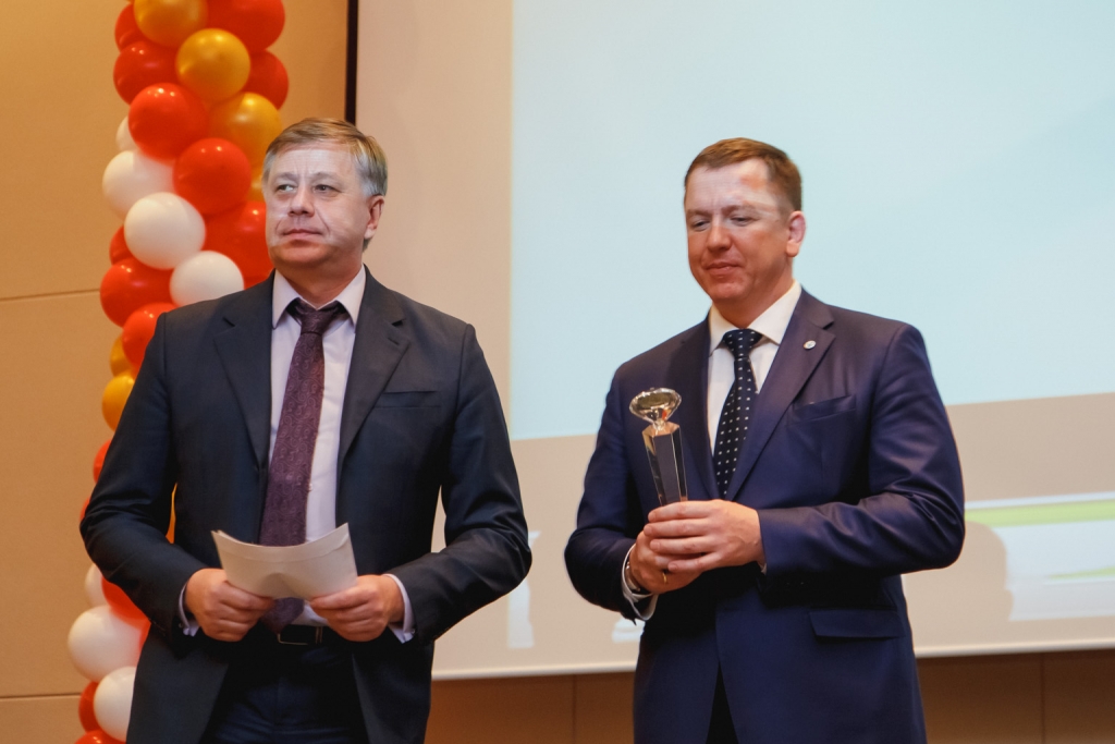 Вице-губернатор Василий Усольцев и гендиректор ОАО "Дальприбор" Роман Титков готовы вручить награду победителю в номинации "Социально ответственный бизнес", Фото с места события собственное