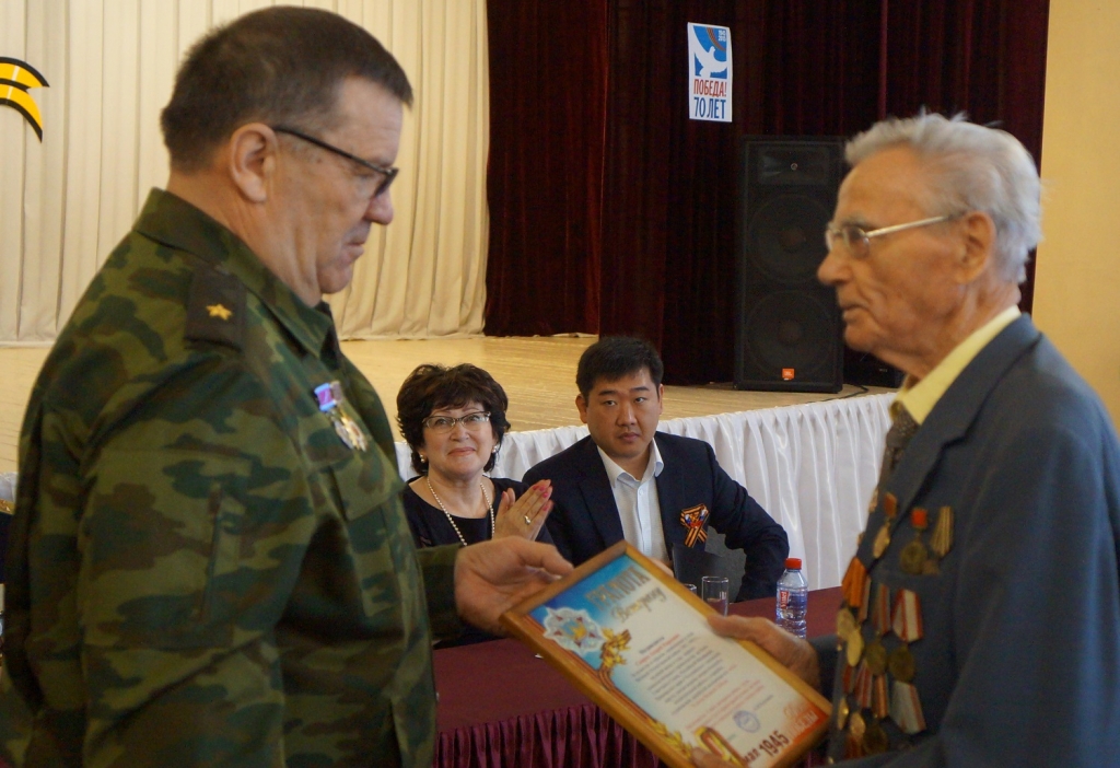 Александр Курликов вручил грамоту участнику войны, Фото с места события собственное