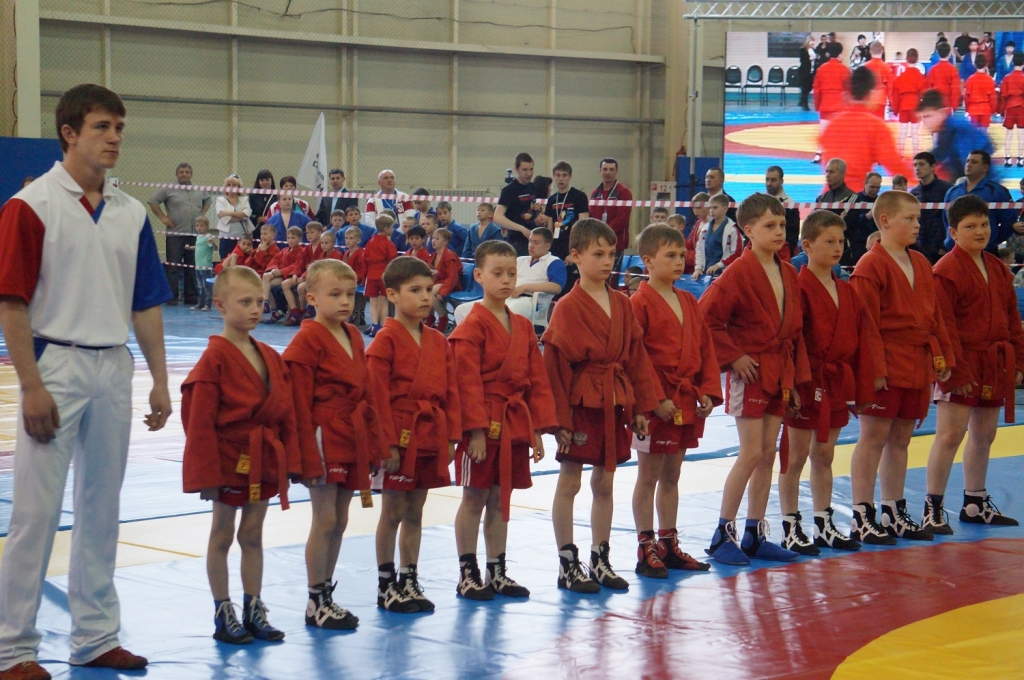 Команда "Охотник" на приветствии, Фото с места события собственное