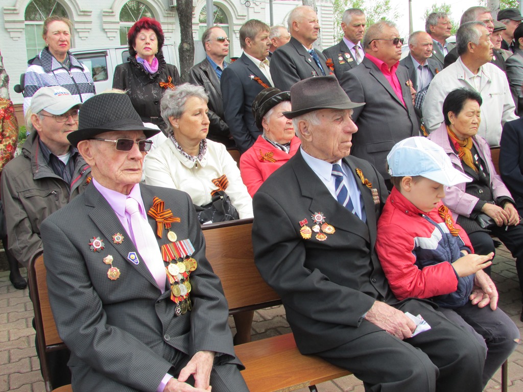 На митинг ветераны привели внуков и правнуков, Фото с места события собственное