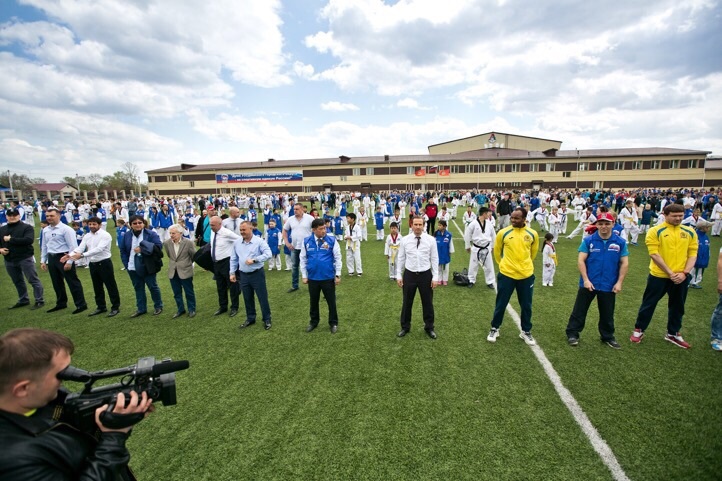 Почетные гости и спортсмены перед стартом акции "Рекорд Победы", Фото с места события из других источников
