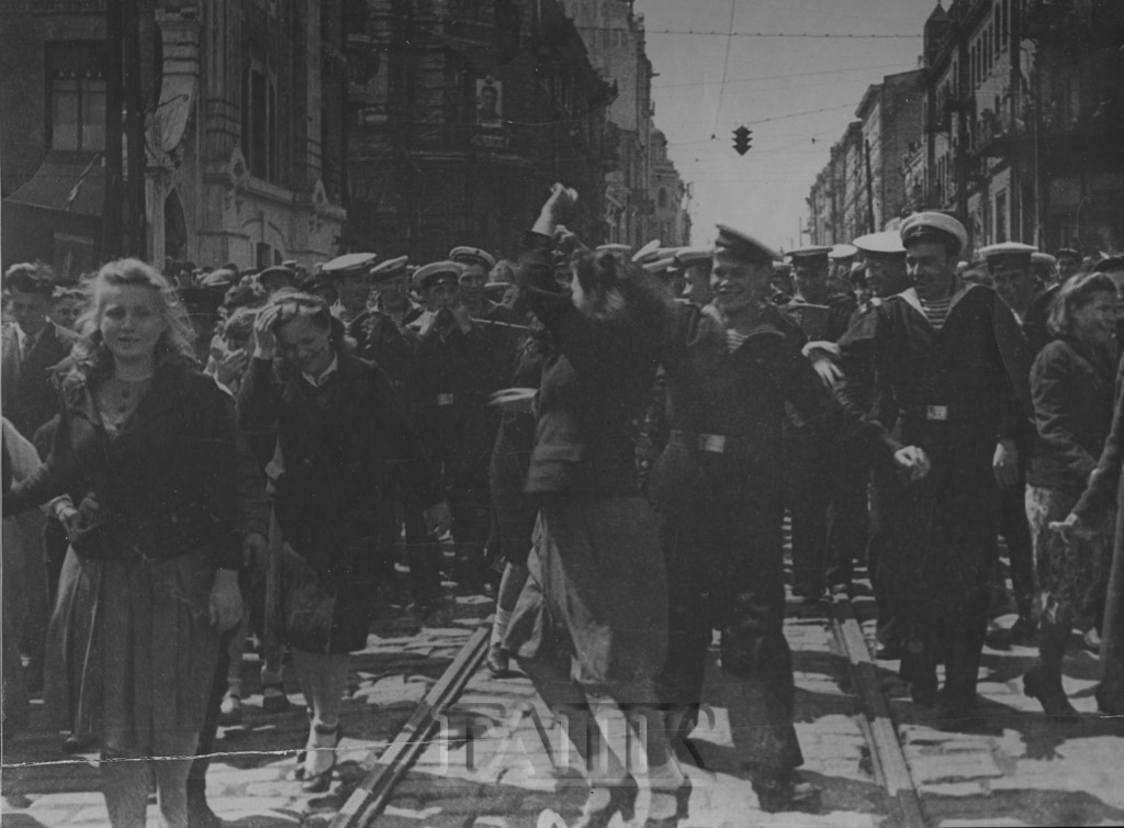 9 мая 1945 года во Владивостоке, Фото с места события из других источников