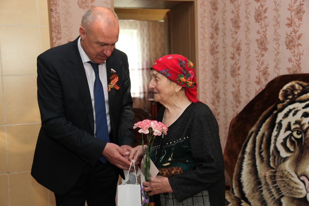 Николай Рудь вручил цветы и подарки, Фото с места события из других источников