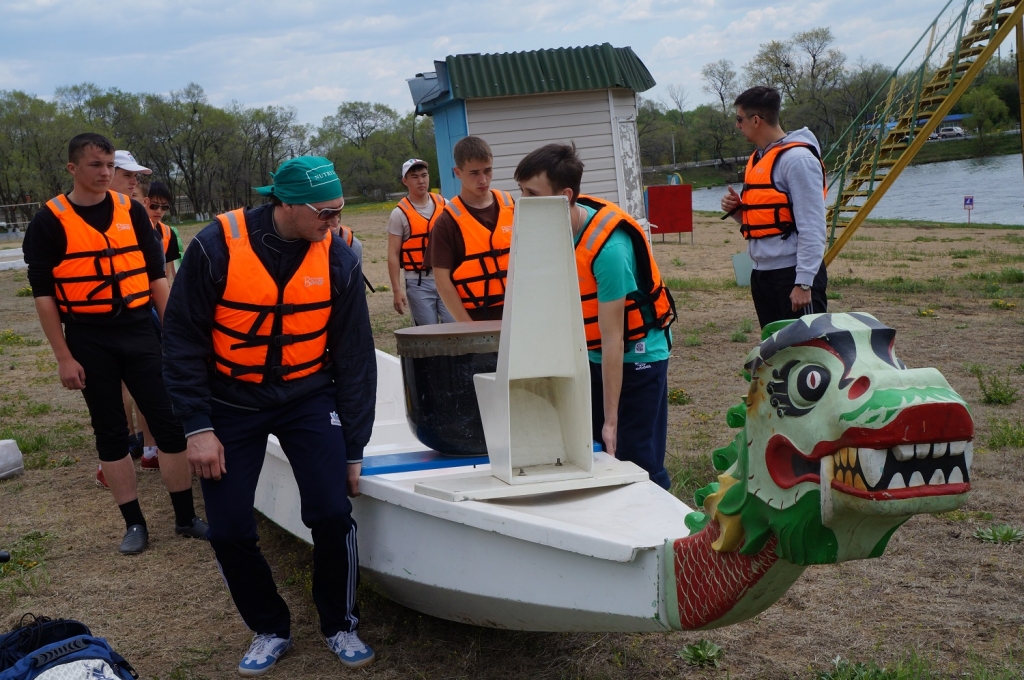 "Дракона" спускают на воду, Фото с места события собственное