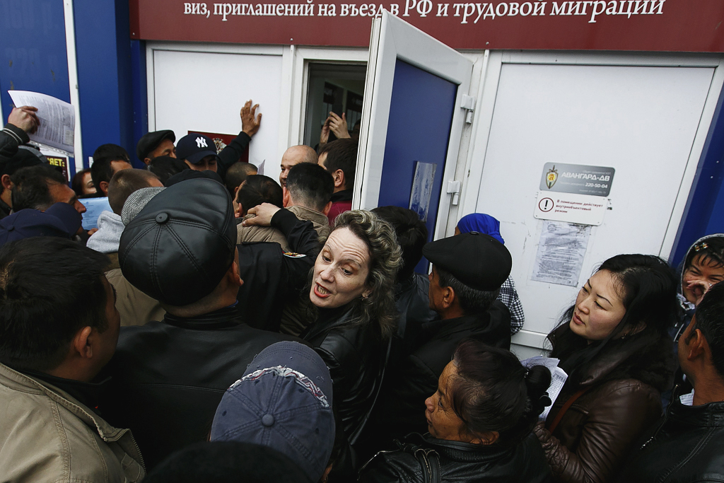 В 9.00 у дверей МЦ снова началась давка