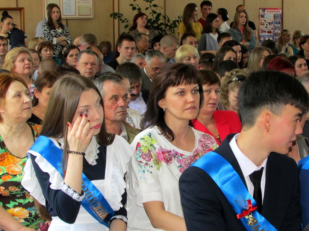 Последний звонок со слезами на глазах