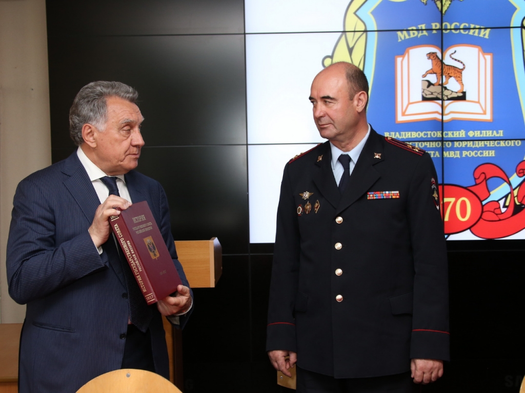 Виктор Горчаков подарил вузу книгу