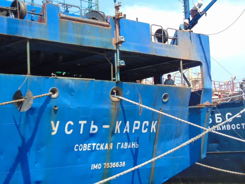 Танкер "Усть-Карск" перед выходом из порта Владивостока 