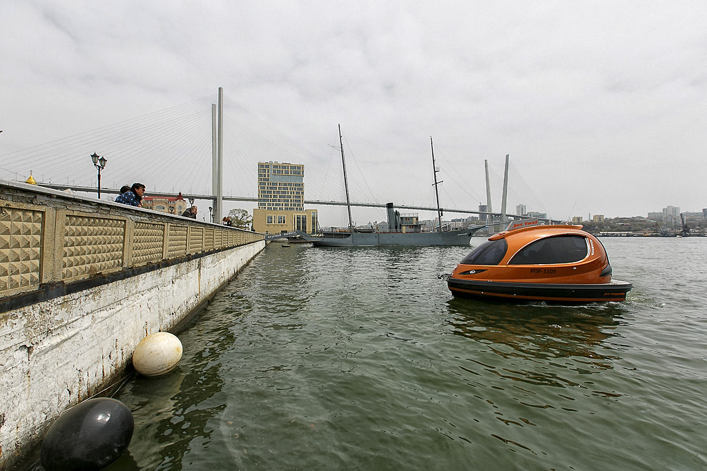 Прогулочный катер SeaJetCapsule C-SREC в виду Корабельной набережной 