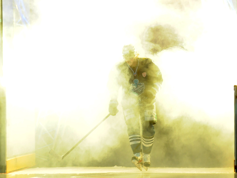 Денис выходит на лед