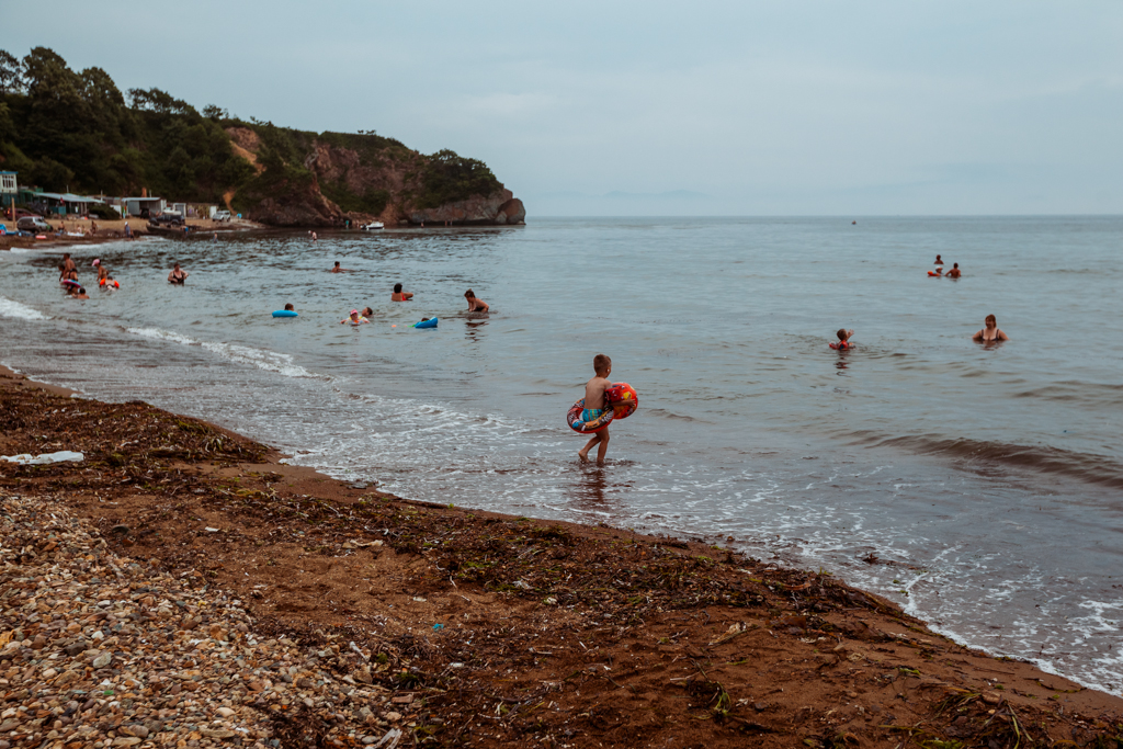 Пляж в бухте Три поросенка