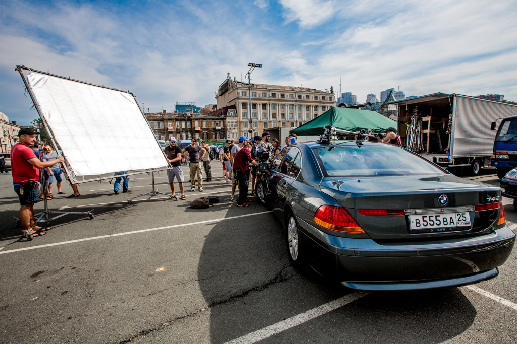 К машине крепится оборудование 