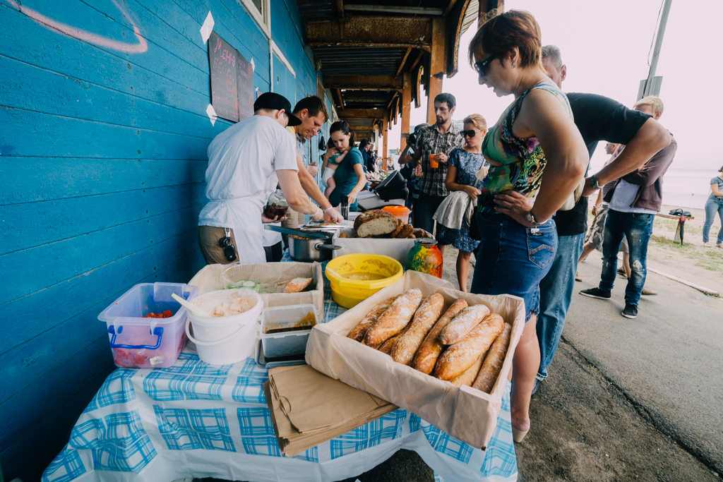 Дождь не испугал желающих попробовать оригинальную еду от кулинаров-любителей