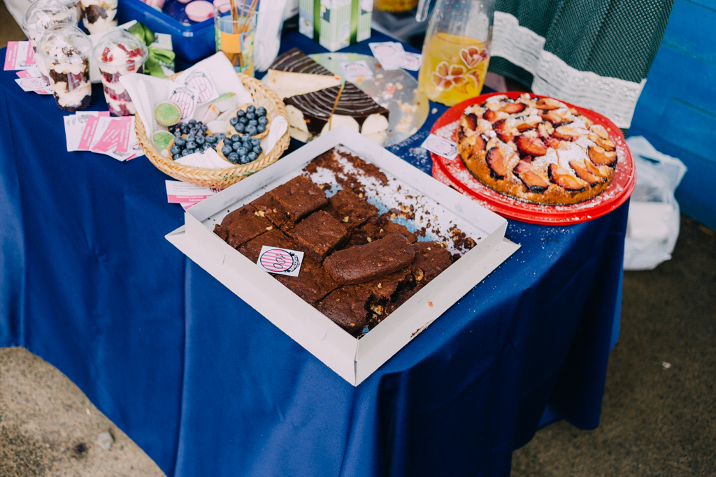 Представленные блюда, в основном, сладости и выпечка