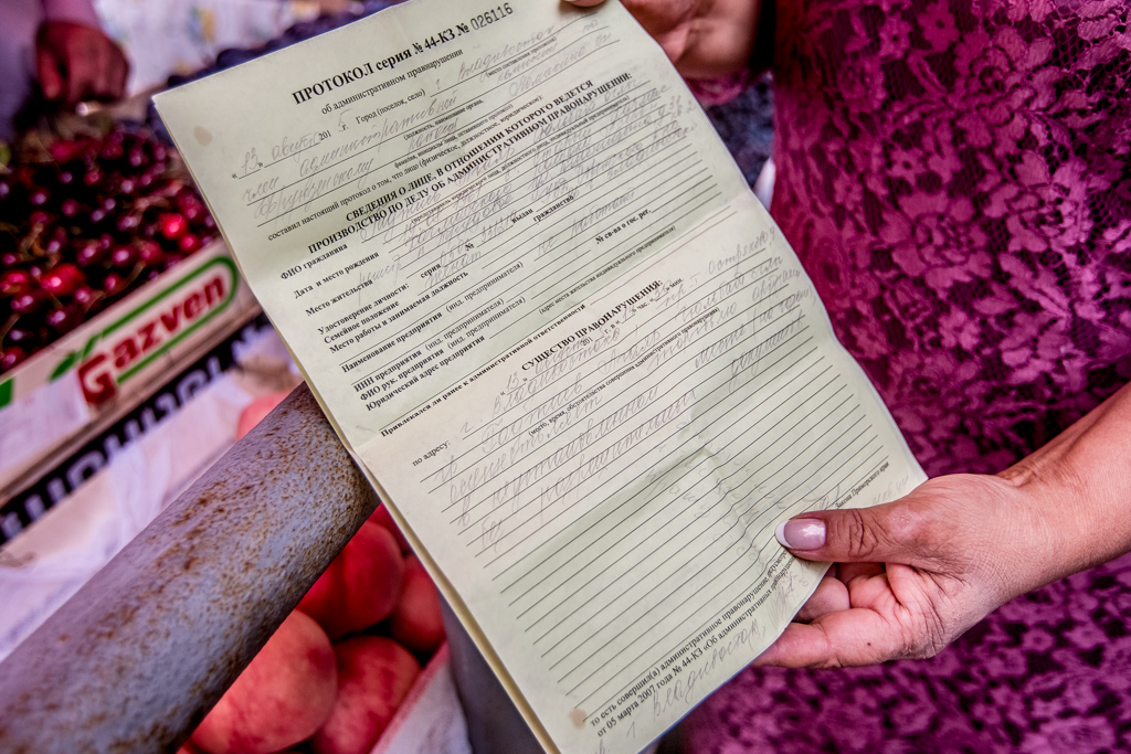 У большинства нелегальных продавцов на руках уже есть протоколы об административных правонарушениях. Впрочем, их это не останавливает