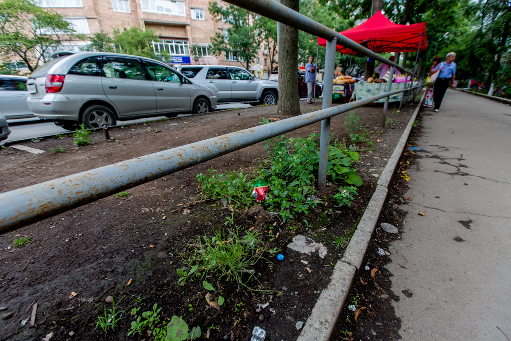 По соседству с торговыми рядами мусор и грязь