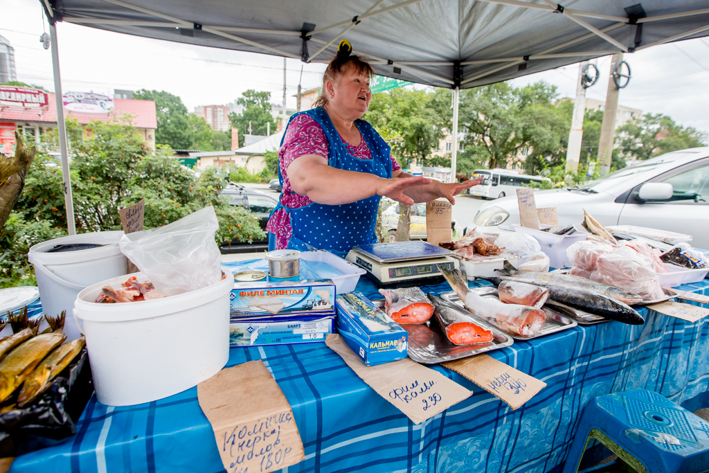 Торговля рыбопродукцией без всяких соблюдений каких-либо норм под открытым небом