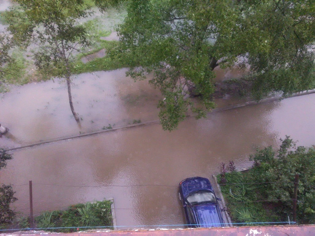 Двор утопает в воде