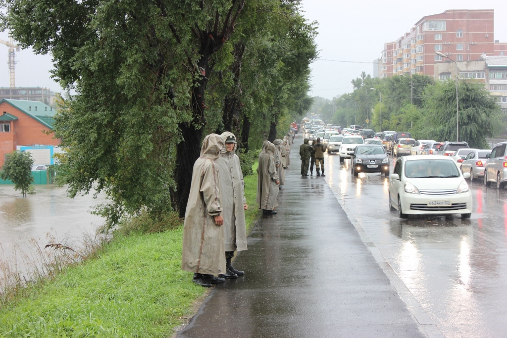 Военный оцепили Пушкинский мост