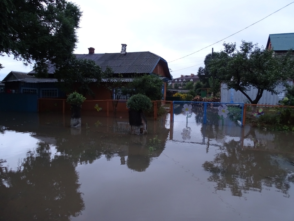 Затопленные дома по улице Карла Маркса в Покровке