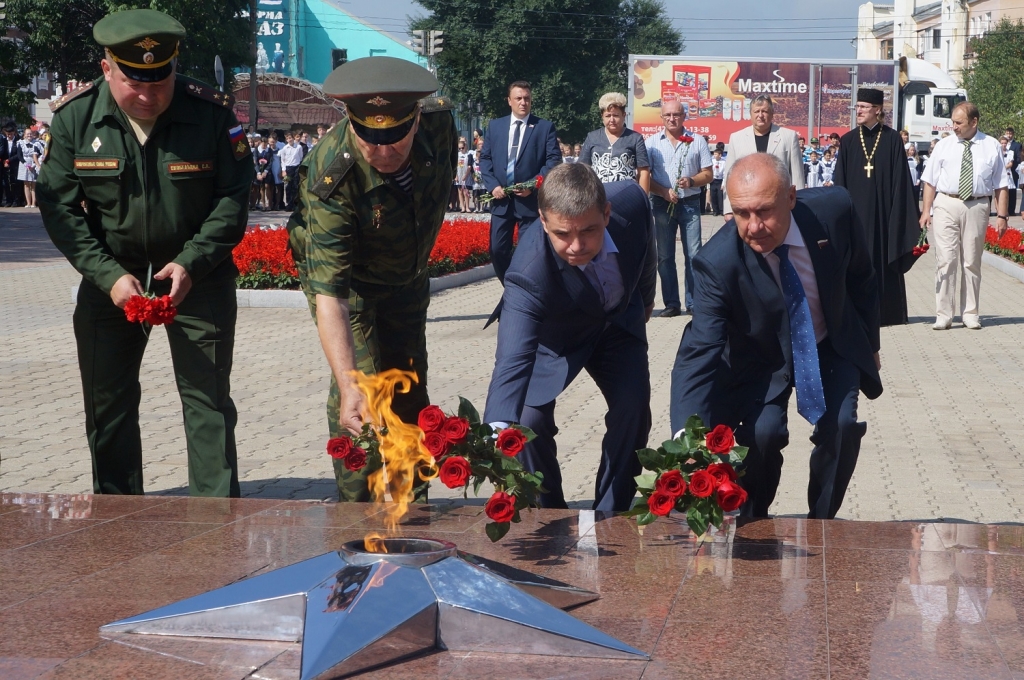 Возложение цветов к Вечному огню