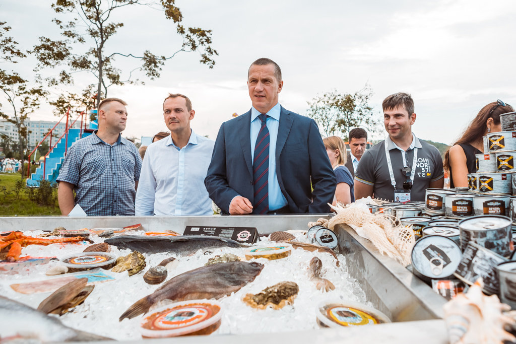 Юрий Трутнев у приморского стенда