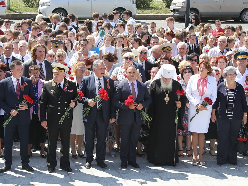 Виктор Горчаков принял участие в торжественной церемонии возложения цветов и гирлянд