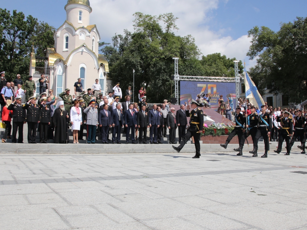 Торжественная церемония возложения цветов и гирлянд к мемориалу "Боевая слава Тихоокеанского флота"